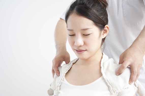 背筋矯正を受ける女性