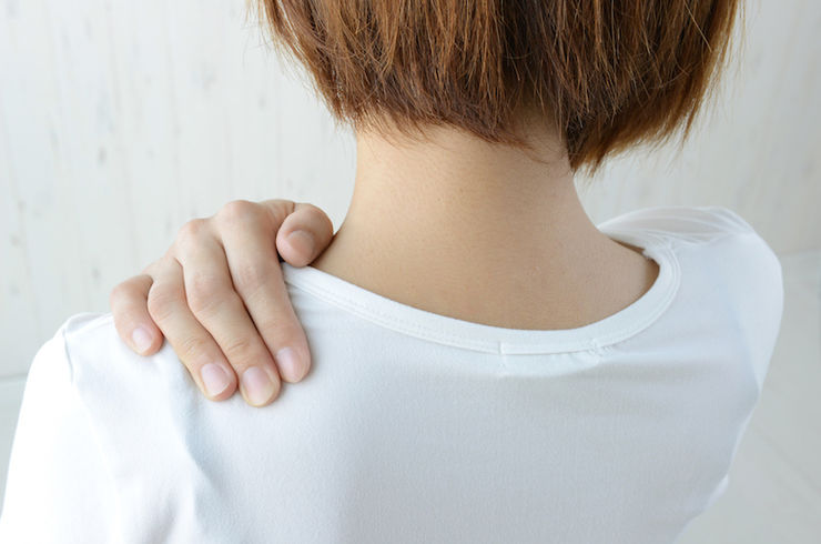 肩に違和感を感じる女性